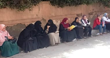 أدعية وقراءة قرآن أمام لجان امتحانات الثانوية العامة بالإسكندرية.. صور