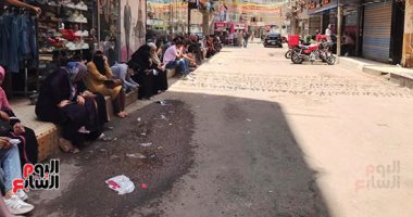 أولياء أمور طلاب الثانوية العامة يفترشون الأرض ويتلون القرأن الكريم .. صور