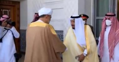 سلطان عمان يصل السعودية فى أول زيارة خارجية والملك سلمان يستقبله بقصر نيوم