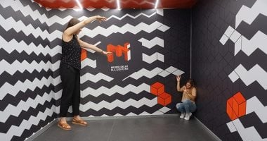 اضحك واصرخ واتصور.. تجربة الخدع البصرية فى "متحف الأوهام" تصل إيطاليا "صور"