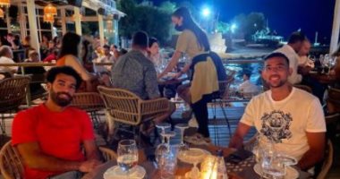 يوميات نجوم الرياضة ×أسبوع.. كوكا ومحمد صلاح فى عشاء كلاسيكى قبل انطلاق الموسم.. نوير يقضى إجازته فوق جبال الألب مع الماعز.. إبراهيموفيتش يخطف الأنظار بالطيران من الماء.. ورونالدو فى رحلة صيف مع صديقته وأطفاله