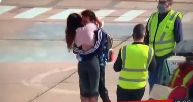 حضن حار من أنتونيلا روكوزو لـ ميسي فور عودته للأرجنتين بعد فوزه بـ كوبا أمريكا