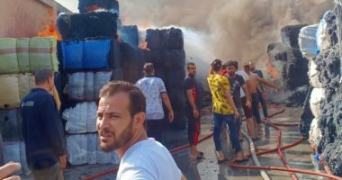 الدفع بـ10 سيارات إطفاء للسيطرة على حريق مصنع النسيج بالعاشر من رمضان