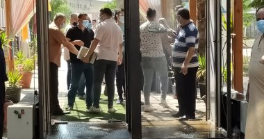 أولياء أمور طلاب الثانوية العامة يفترشون الأرض ويتلون القرآن أمام لجان الغربية.. لايف