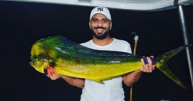 عماد متعب صيّاد برتبة قناص فى البحر والملعب.. صور