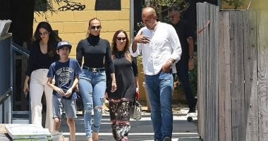 جينيفر لوبيز تزور مدرسة سانتا مونيكا مع ابنها ماكس هل ستنقل إلى جوار أفليك؟