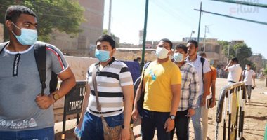 لجان الثانوية العامة بالمحافظات تستقبل الطلاب فى اليوم الثانى للامتحانات.. 256 ألف طالب ضمن القسم الأدبى يبدأون امتحان اللغة العربية.. إجراءات احترازية وبوابات إلكترونية أمام اللجان وأولياء الأمور يفترشون الأرض