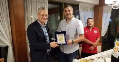 سفير مصر فى بولندا يزور بعثة منتخب الطائرة بفندق الإقامة.. صور