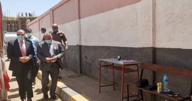 محافظ أسوان يتفقد امتحانات الثانوية العامة ويوجه بتوفير مناخ ملائم للطلاب