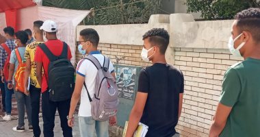 عصا إلكترونية وكاشف حرارى فى استقبال الطلاب بثانى أيام امتحانات الثانوية العامة