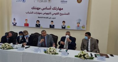 الأول من نوعه بالصعيد.. وزير القوى العاملة يلتقى متدربى برنامج الفندقة بسوهاج "لايف"