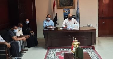 رئيس مدينة إسنا يناقش تنفيذ مشروعات قرية النجوع ضمن "حياة كريمة".. صور
