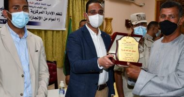 محافظ الفيوم يكّرم أسر شهداء الجيش والشرطة.. صور