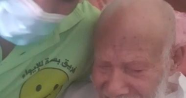 إنقاذ مسن كفيف يعيش وسط القمامة والحشرات ونقله لدار رعاية بالشرقية