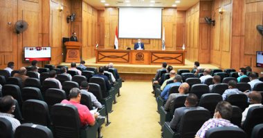 محافظ قنا يلتقى مستثمرى المناطق الصناعية ويحثهم على إقامة مشروعات كثيفة العمالة