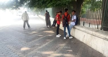 توافد طلاب الثانوية العامة على المدارس استعدادا لدخول لجان الامتحانات.. صور