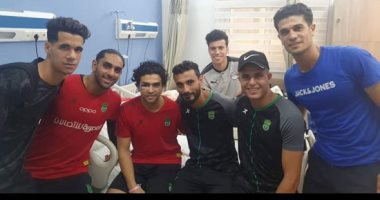 مصيلحى ولاعبو الاتحاد السكندرى في زيارة للغندور بعد الجراحة الناجحة