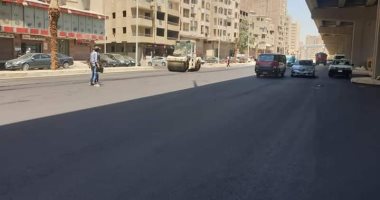 رصف البر الغربى لطريق المريوطية وإصلاح هبوط أرضى بالحوامدية فى الجيزة.. صور