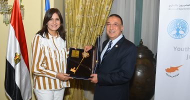 محافظ الإسكندرية يهدى وزيرة الهجرة مفتاح المدينة.. التفاصيل .. صور