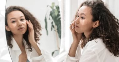 5 خطوات أساسية فى العناية بالبشرة بعد الثلاثين.. منطقة العين الأهم 