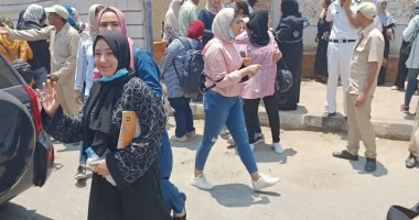 الفرنساوى يرسم الفرحة على وجه طلاب الثانوية العامة بالدقهلية ويشكون الألمانى