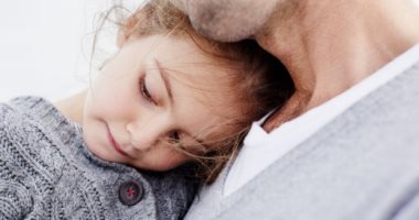 اعرفى إزاى تتعاملى مع ابنك "الحساس".. تعبيره عن مشاعره أول خطوة