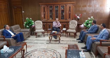 محافظ شمال سيناء يستقبل أعضاء البرنامج الرئاسى فى ختام فترة تدريبهم 