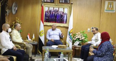 محافظ الوادى الجديد يبحث مع وفد الإسكان والتخطيط تنفيذ الإسكان الاجتماعى