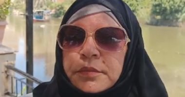 سيدة قطار منوف تروى تفاصيل الواقعة: الكمسارى صفع راكبا لعدم دفعه غرامة 21 جنيها أمام ابنته .. صراخ الطفلة وجع قلبى.. أطالب بمحاسبة الكمسارى لتجاوزه ورفضه قبول الغرامة منى .. وصورت الواقعة لإثبات الحق .. فيديو