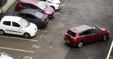  بريطاني يفشل في ركن سيارته 10 مرات بين الخطين الأبيضين .. فيديو طريف