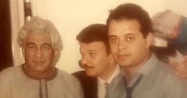 أشرف زكى يستعيد ذكرياته بصورة من كواليس مسلسل شارع المواردى