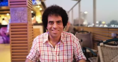 شبيه محمد منير فى أول ظهور له: "أنا أصلي مش تقليد وبغني فرنساوي وراي"