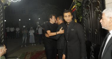 هانى رمزى ودياب ومصطفى درويش أول الحاضرين عزاء شقيق رامى صبرى.. فيديو وصور