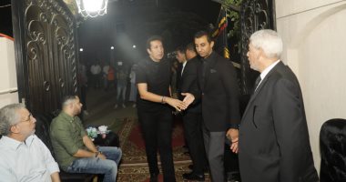 حكيم ومى كساب ومحمد رحيم فى عزاء شقيق رامى صبرى.. صور