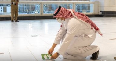 إعادة ترتيب ملصقات التباعد الجسدى بالمسجد الحرام استعدادا لموسم الحج.. صور