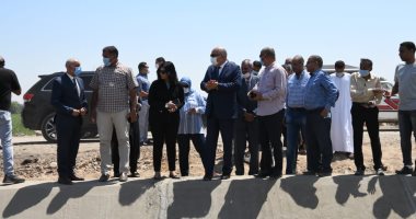 محافظ قنا يتفقد أعمال استكمال الرصف والتدبيش بمدخل قرية حجازة بقوص.. صور