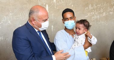 محافظ قنا يطمئن على الحالة الصحية لطفلتين خضعا لعملية قلب مفتوح بقوص 