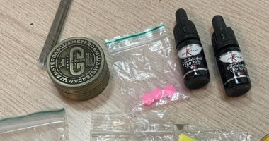  ضبط طبنجة و50 طلقة وأقراص مخدرة بحوزة راكبين بمطار القاهرة ..صور