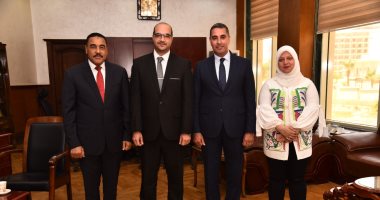 محافظ مطروح يكرم متدربى البرنامج الرئاسي لتأهيل التنفيذيين للقيادة.. صور