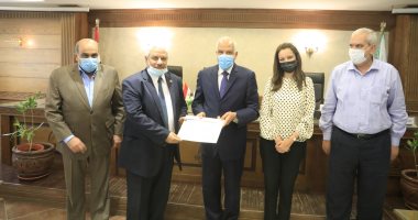 محافظ الجيزة يكرم 17 من قيادات المحافظة لجهودهم فى إتمام خطط المشروعات