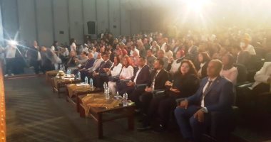 رسوم بالنار وأعمال هانى شنودة فى ختام مهرجان حور للفنون بجامعة دمنهور.. لايف