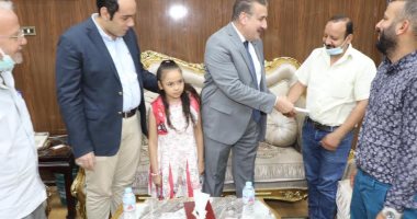 محافظ المنوفية يستقبل صاحب واقعة قطار منوف ويقرر صرف مساعدة مالية له