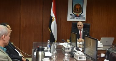 مجلس جامعة الأقصر يوافق على بدء الدراسة بكلية الطب واعتماد نتائج الكليات.. صور