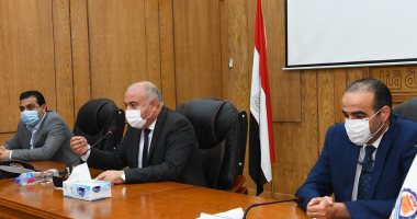 محافظ قنا يلتقى بالمستفيدين من المعرض الدائم لمنتجات الشباب للاستماع لمقترحاتهم 