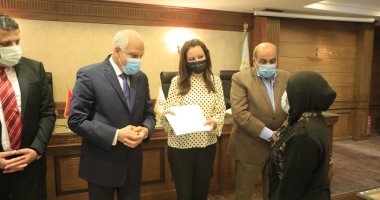 محافظ الجيزة يسلم منحا مالية لــ 19 عروسة من أبناء المحافظة