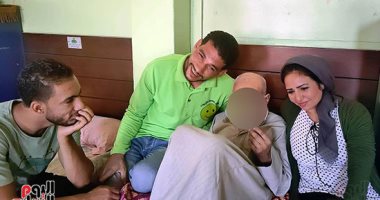 "عم مرسى عايش عيشة القبور".. مسن كفيف يقيم فى غرفة معروشة بين القمامة والحشرات.. قيد قدميه بقطعة قماش حتى لا يأكله "الدود".. عمره 96 عاما والشيخوخة أكلت صحته.. وفريق انقاذ وفر له حياة كريمة بدار رعاية.. صور