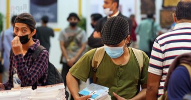 زوار معرض القاهرة للكتاب يستعدون لـ توديعه فى اليوم قبل الأخير .. صور