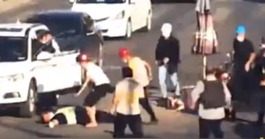 شرطى يفقد الوعى أثناء أداء عمله فى درجة حرارة مرتفعة.. شوف رد فعل المارة "فيديو"