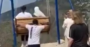 لحظة مرعبة لسقوط فتاتين من أرجوحة على ارتفاع 560 مترا.. فيديو وصور