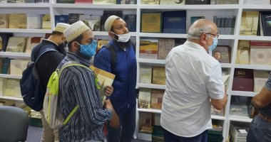 إقبال على مطبوعات مكتبة الإسكندرية بمعرض القاهرة للكتاب..اعرف الأكثر مبيعًا  